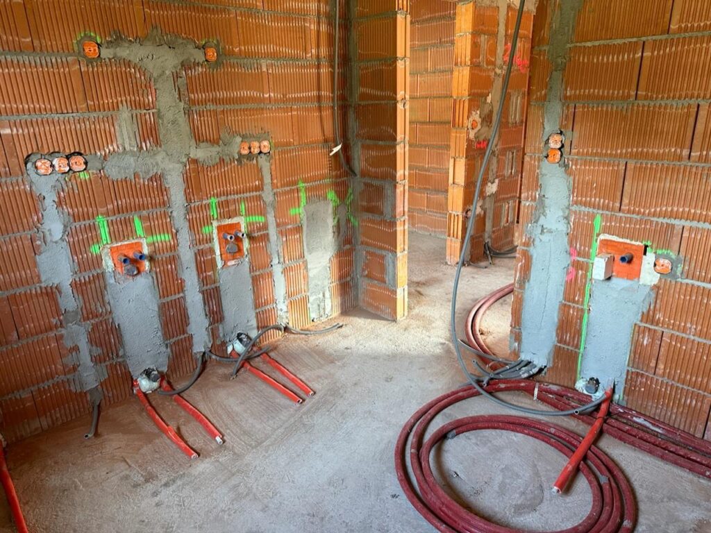 Travaux de plomberie encastrée lors de la rénovation d'un appartement avant la pose des revêtements de sol